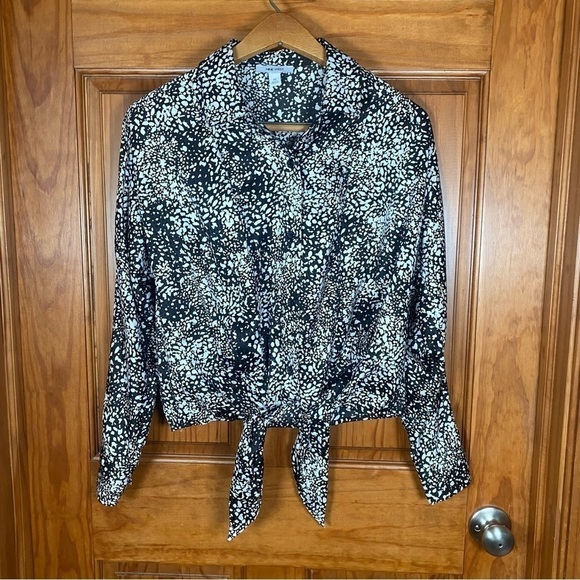 XS Like New Nine West Tie Front Patterned Buttoned Blouse - Picture 1 of 5